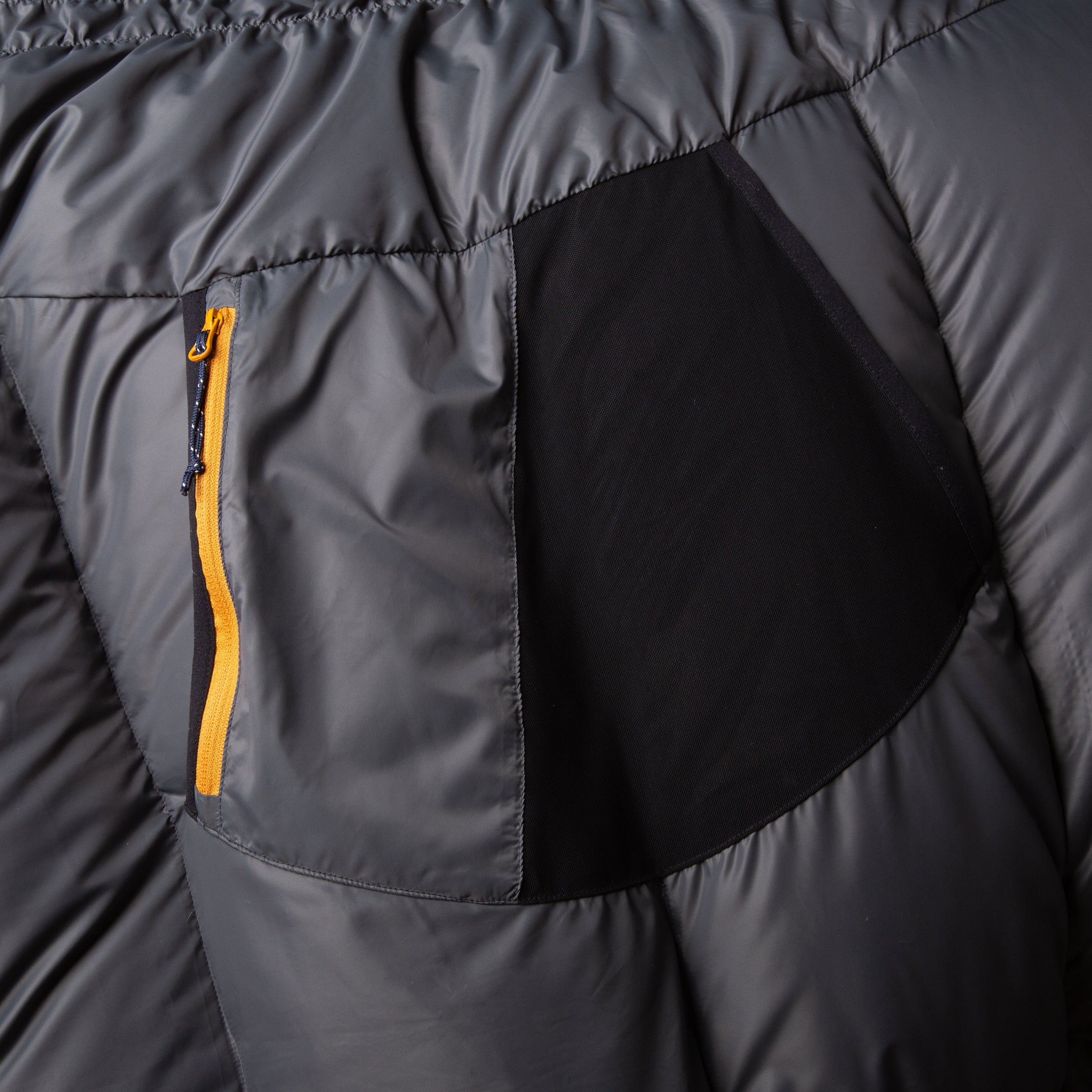 detail::Inner pocket for keeping essentials warm and dry