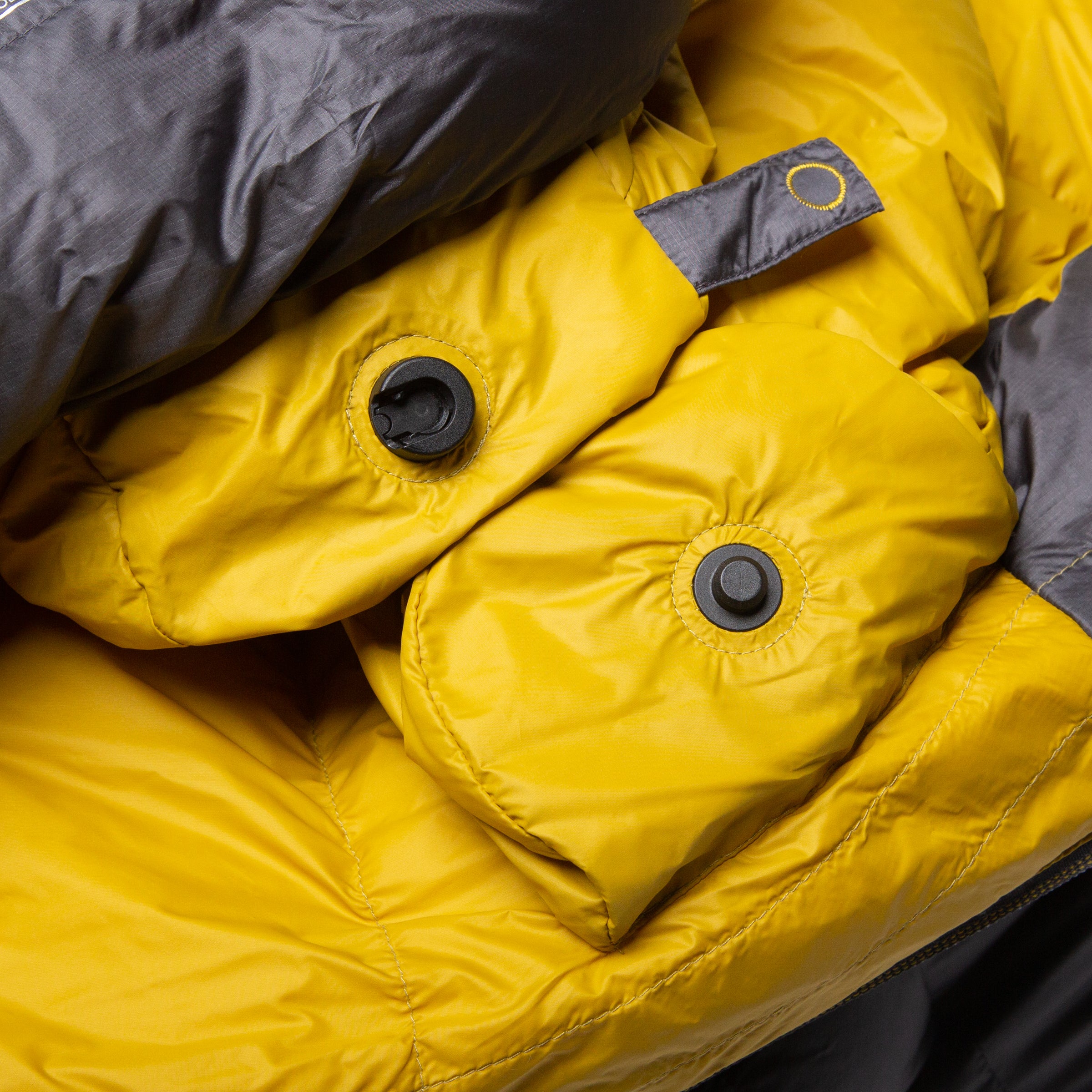 detail::Integrated neck collar with Lode Lock closure