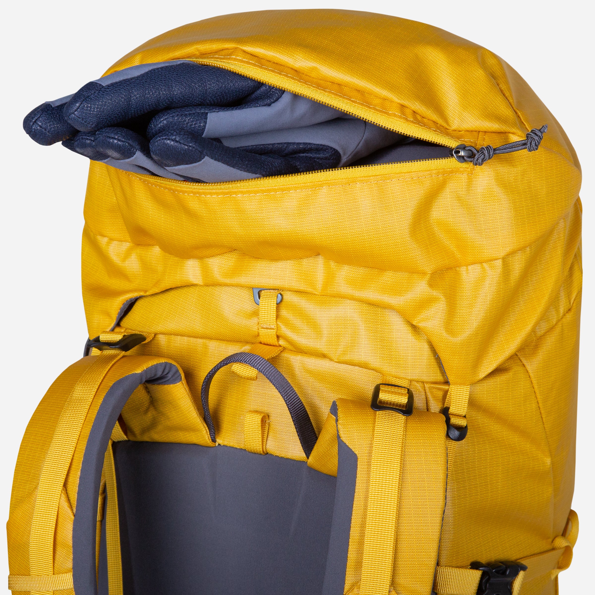detail::Spacious zipped lid pocket