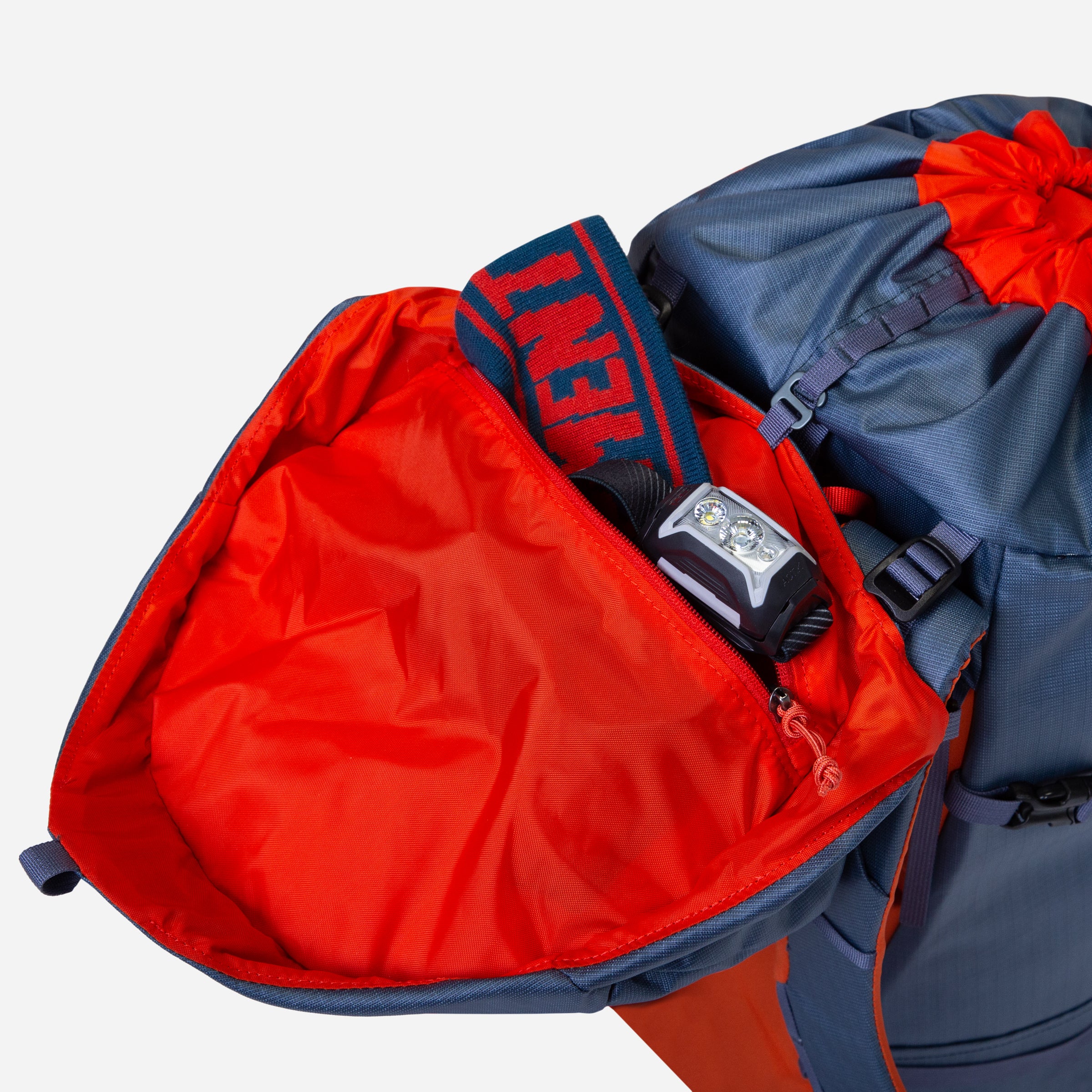detail::Spacious zipped lid pocket and inner security pocket