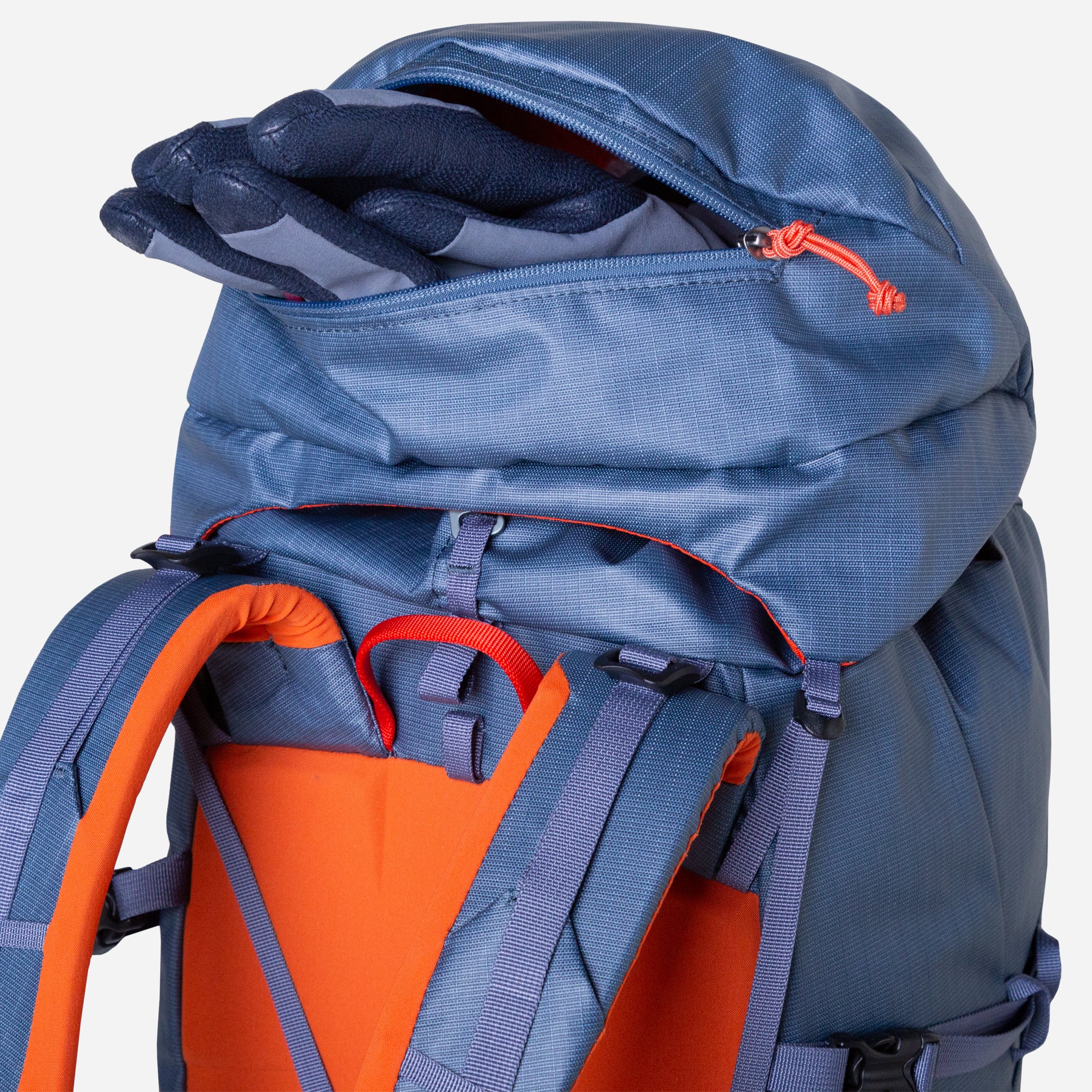 detail::Fully removable floating lid with durable aluminium Grappler™ buckle closure