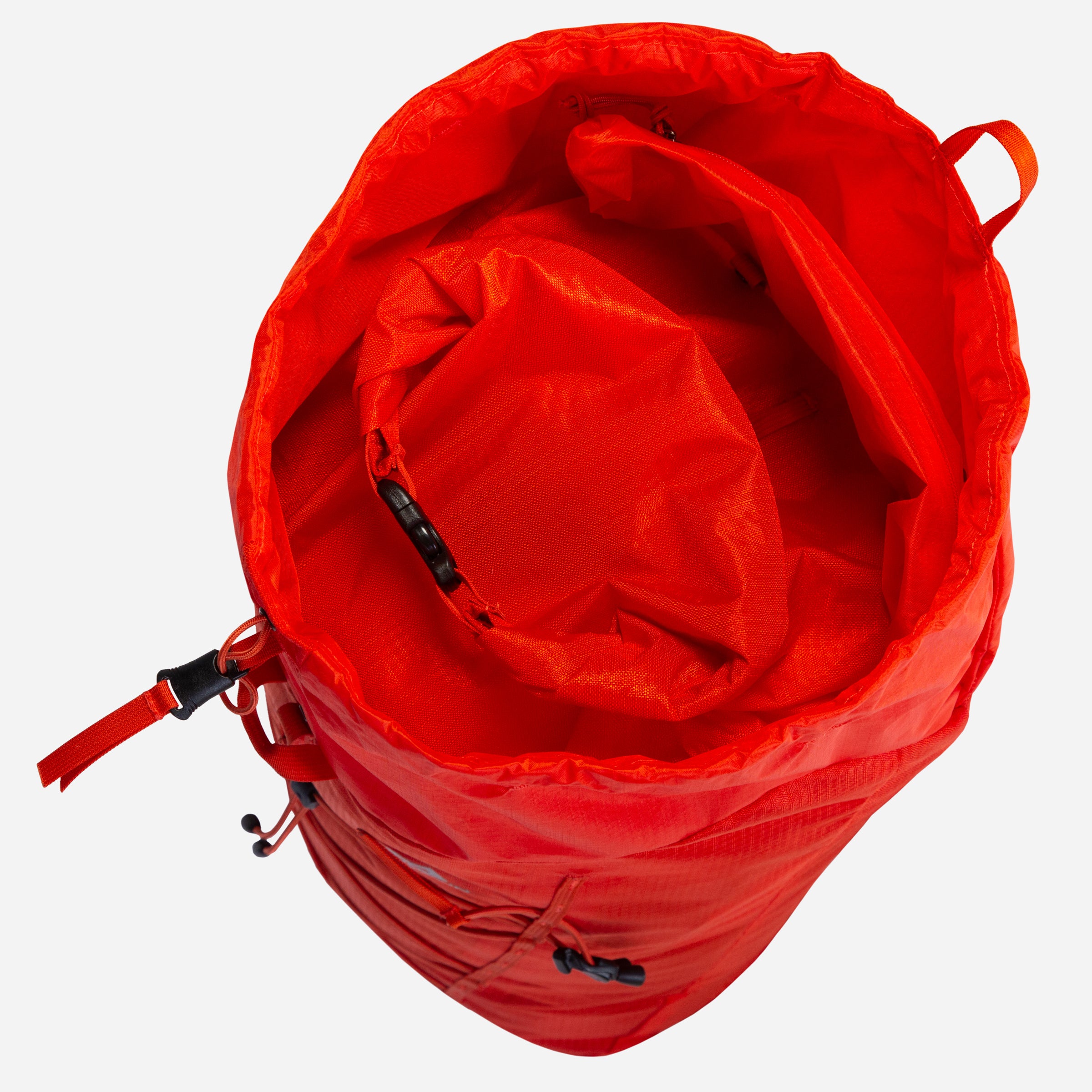 detail::Drawcord closure for easy access combined with roll top inner cowl for weather protection