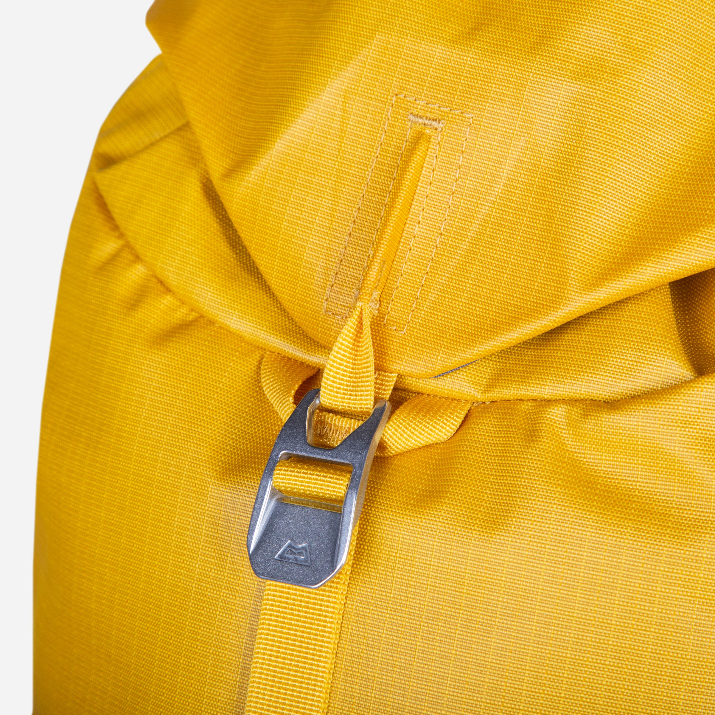 detail::Fully removable floating lid with durable aluminium Grappler™ buckle closure